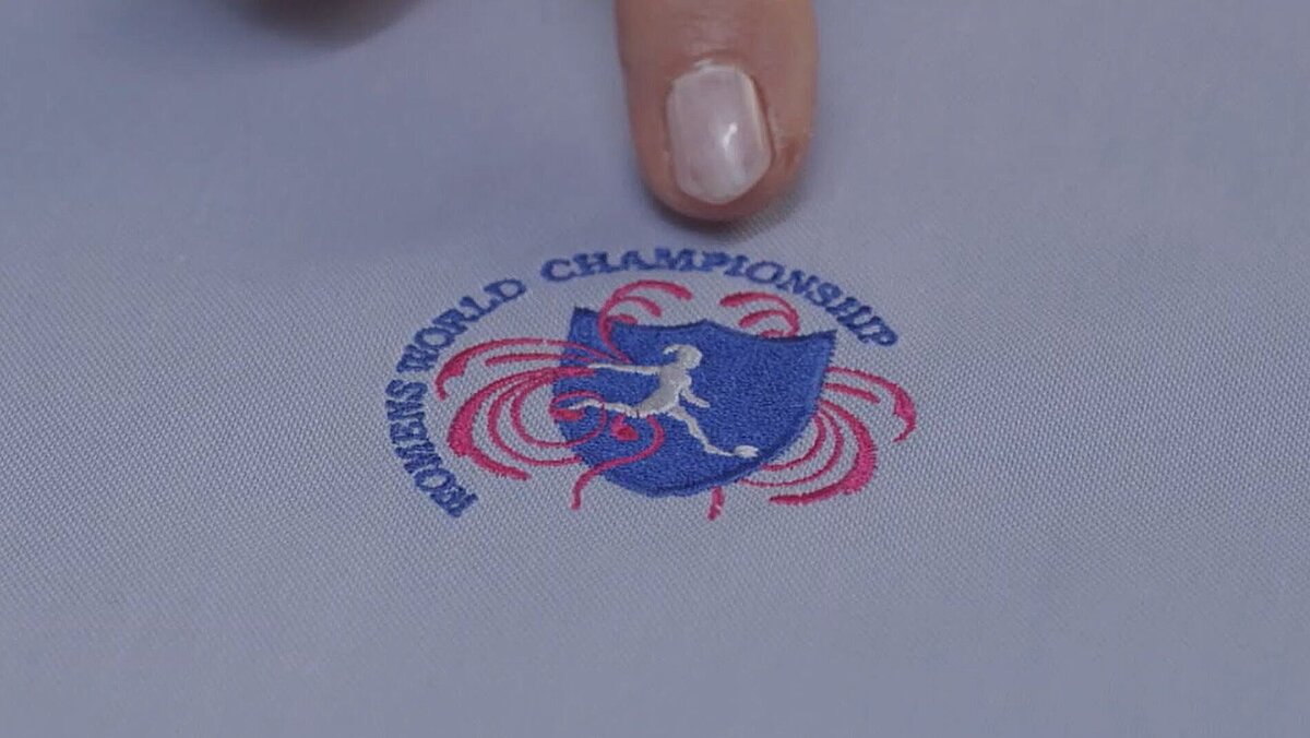 [Translate to Hongkong (Englisch):] Finger showing a percect embroidery design without any fabric puckering