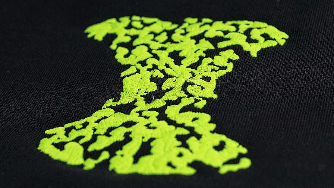 [Translate to Vietnamesisch:] Example of embroidery stitches for testing the matte effect of the 30-weight thread