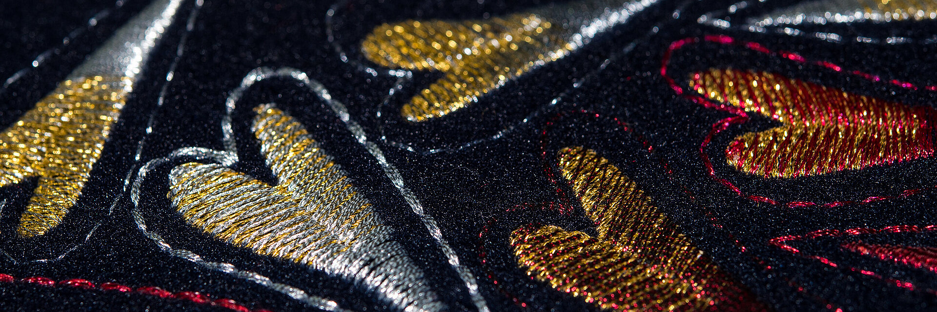 [Translate to Vietnamesisch:] embroidered metallic hearts