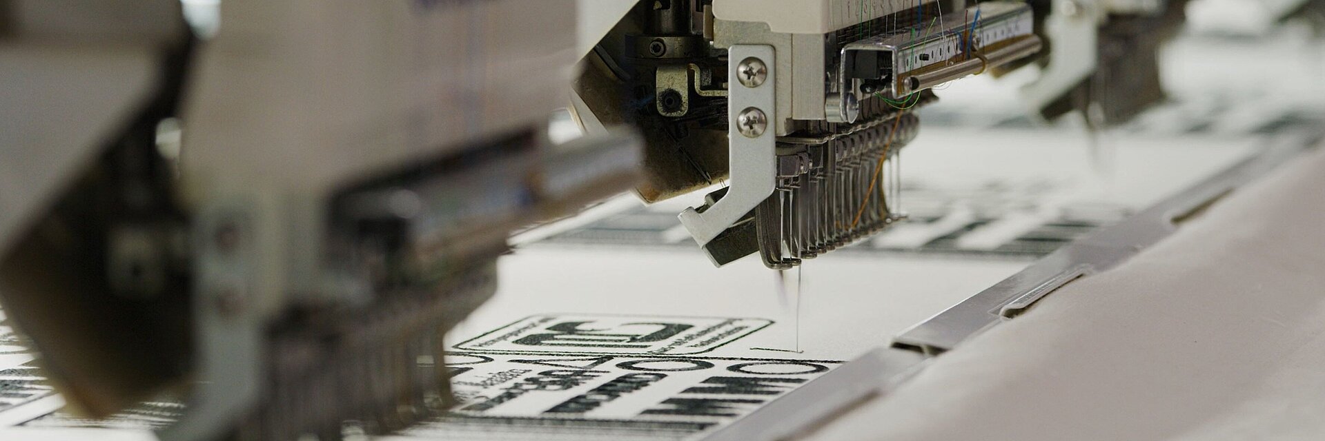 [Translate to Hongkong (Englisch):] image showing an industrial embroidery machine in action