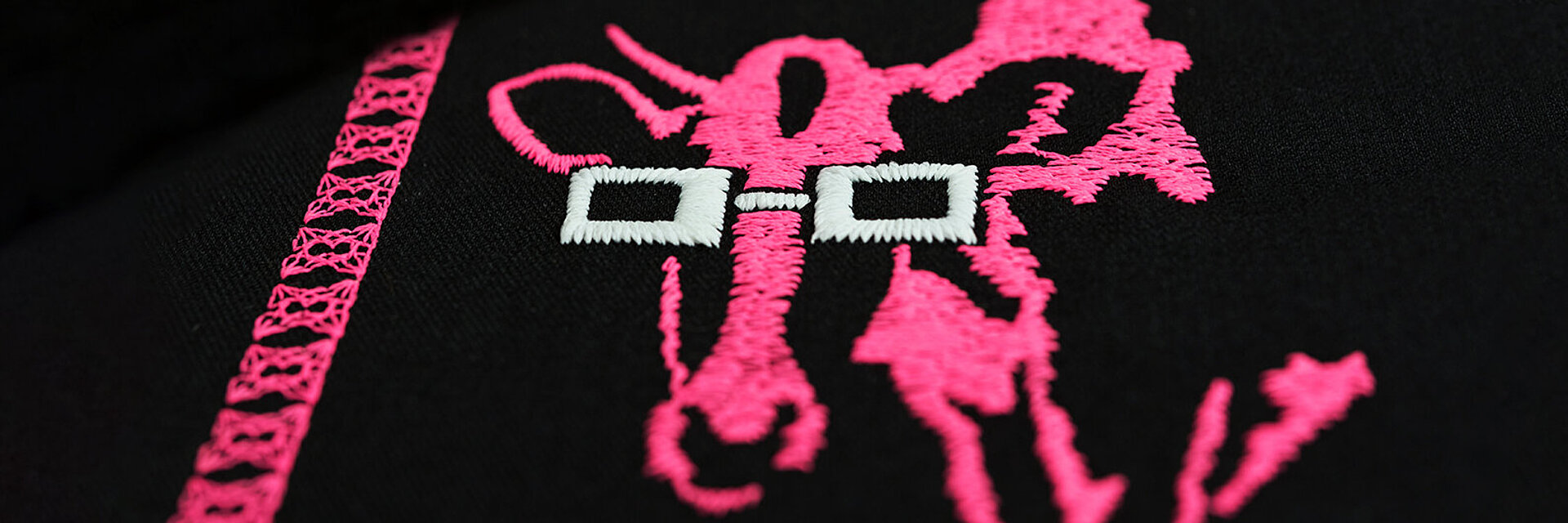[Translate to Vietnamesisch:] Creative design "Cow with glasses", example of usage, new matte polyester thread "Frosted Matt 30"