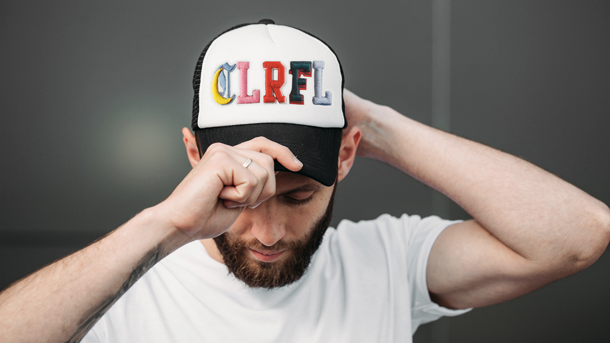 [Translate to Hongkong (Englisch):] young man wearing a cap with 3D embroidery letters