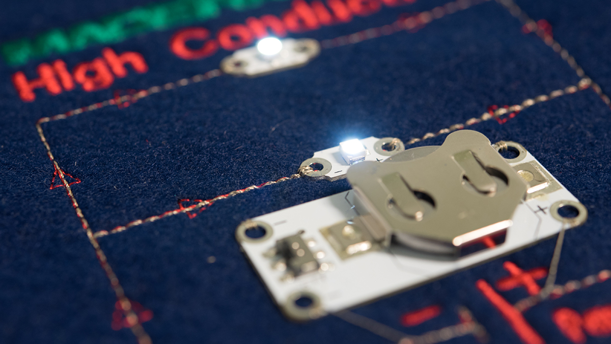 [Translate to Hongkong (Englisch):] embroidered electrical circuit with LEDs