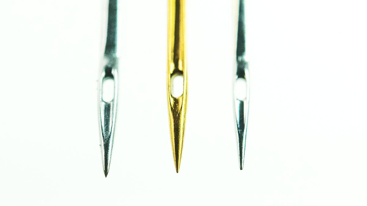 [Translate to Hongkong (Englisch):] embroidery machine needles in gold & silver
