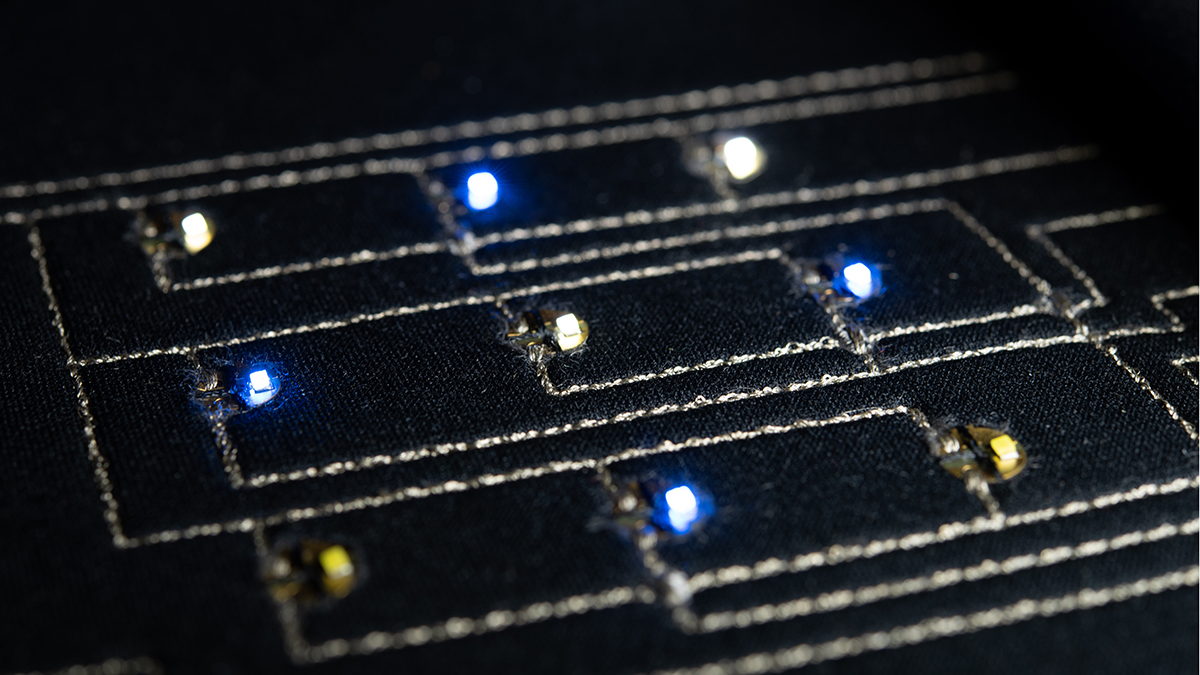 [Translate to Hongkong (Englisch):] embroidered electrical circuit with LEDs