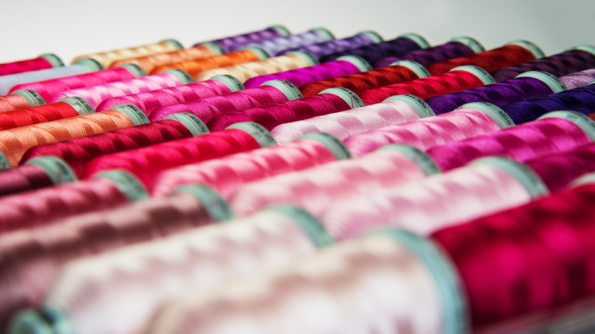 [Translate to Hongkong (Englisch):] close up of Madeira polyester thread in a wood assortment box
